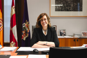 La presidenta provincial sonríe en su oficina rodeada de banderas