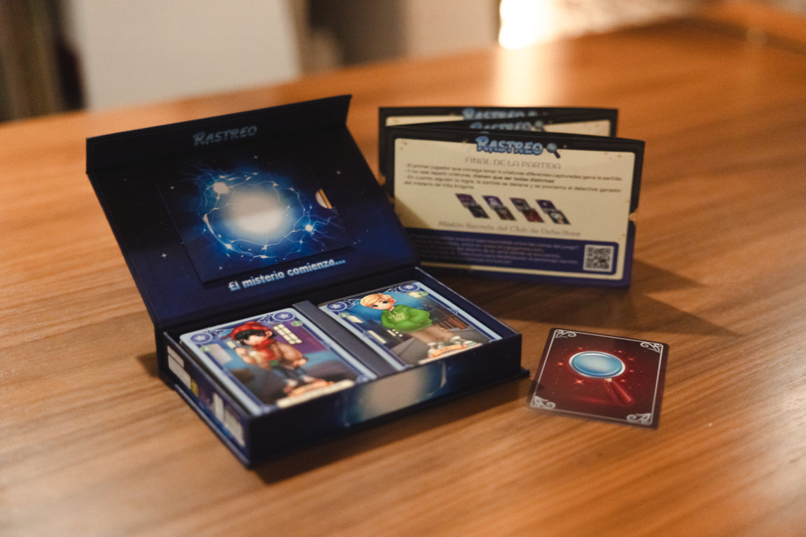 Juego de mesa Rastreo con cartas y caja en una mesa de madera