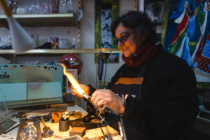 Ana Llavador trabajando con vidrio en su taller en Guardo