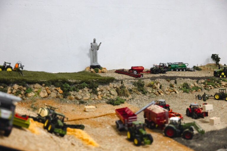 Maquetas de tractores y maquinaria agrícola en una exposición