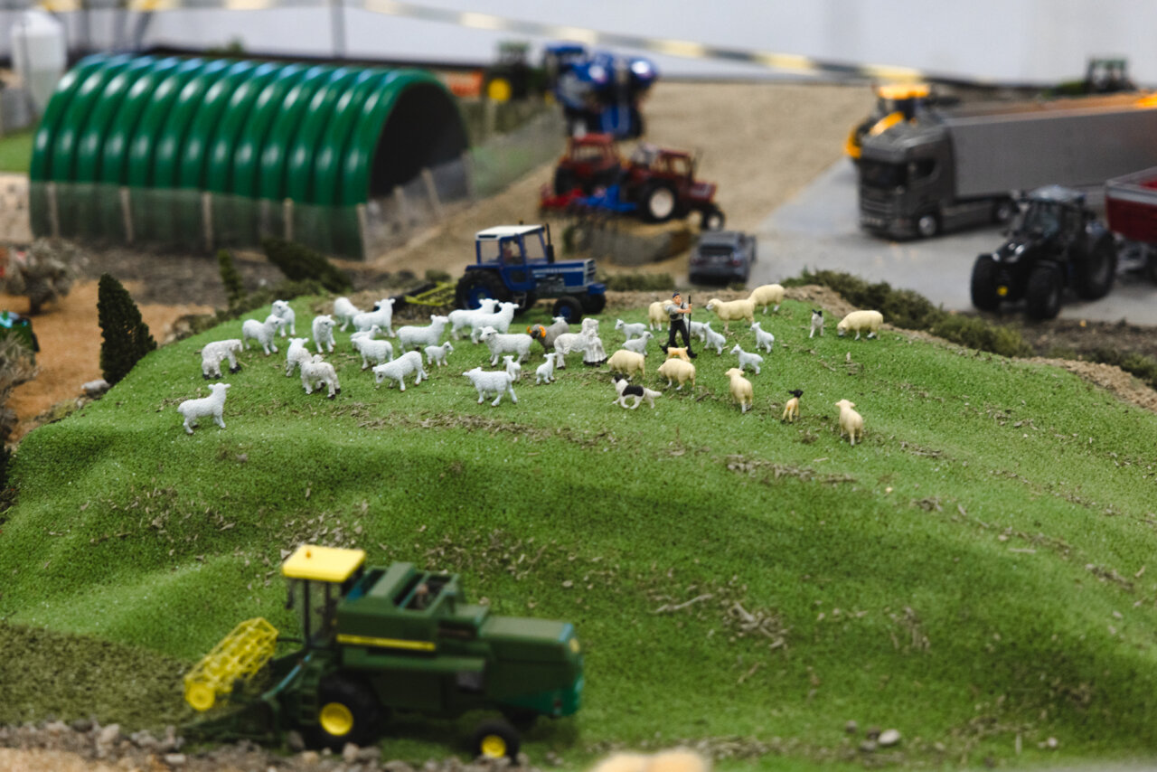 Miniaturas de ovejas y tractores en una exposición agrícola en Villamartín de Campos