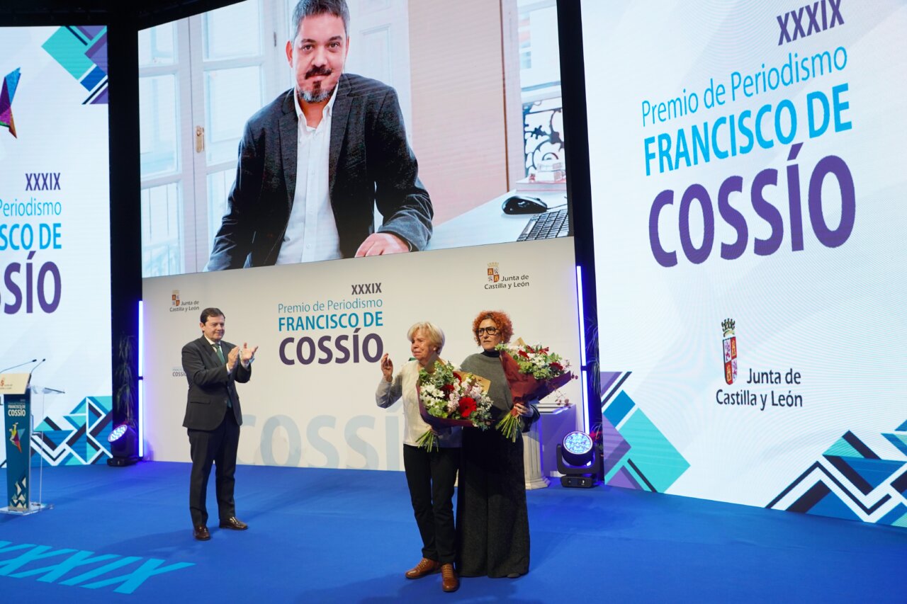 Entrega del Premio de Periodismo Francisco de Cossío en un escenario