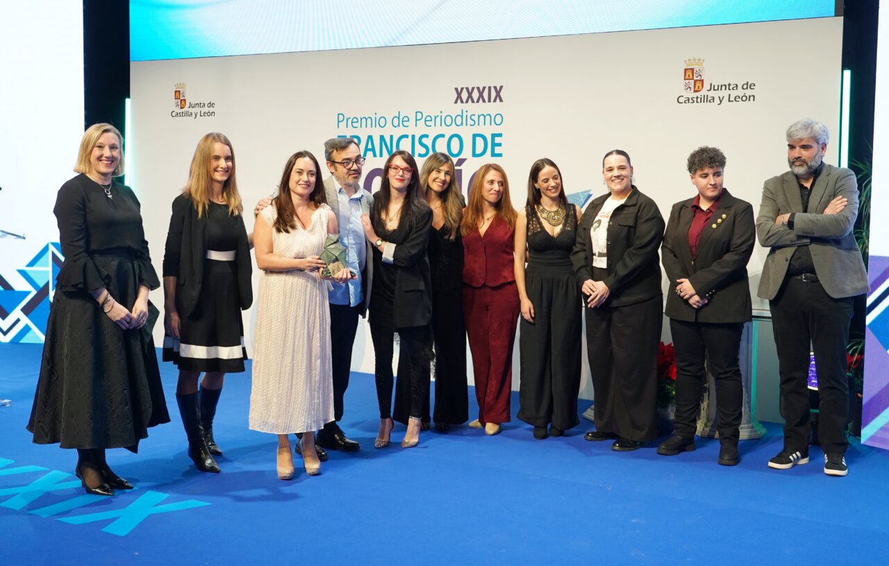 Grupo de personas en la entrega del Premio de Periodismo Francisco de Cossío