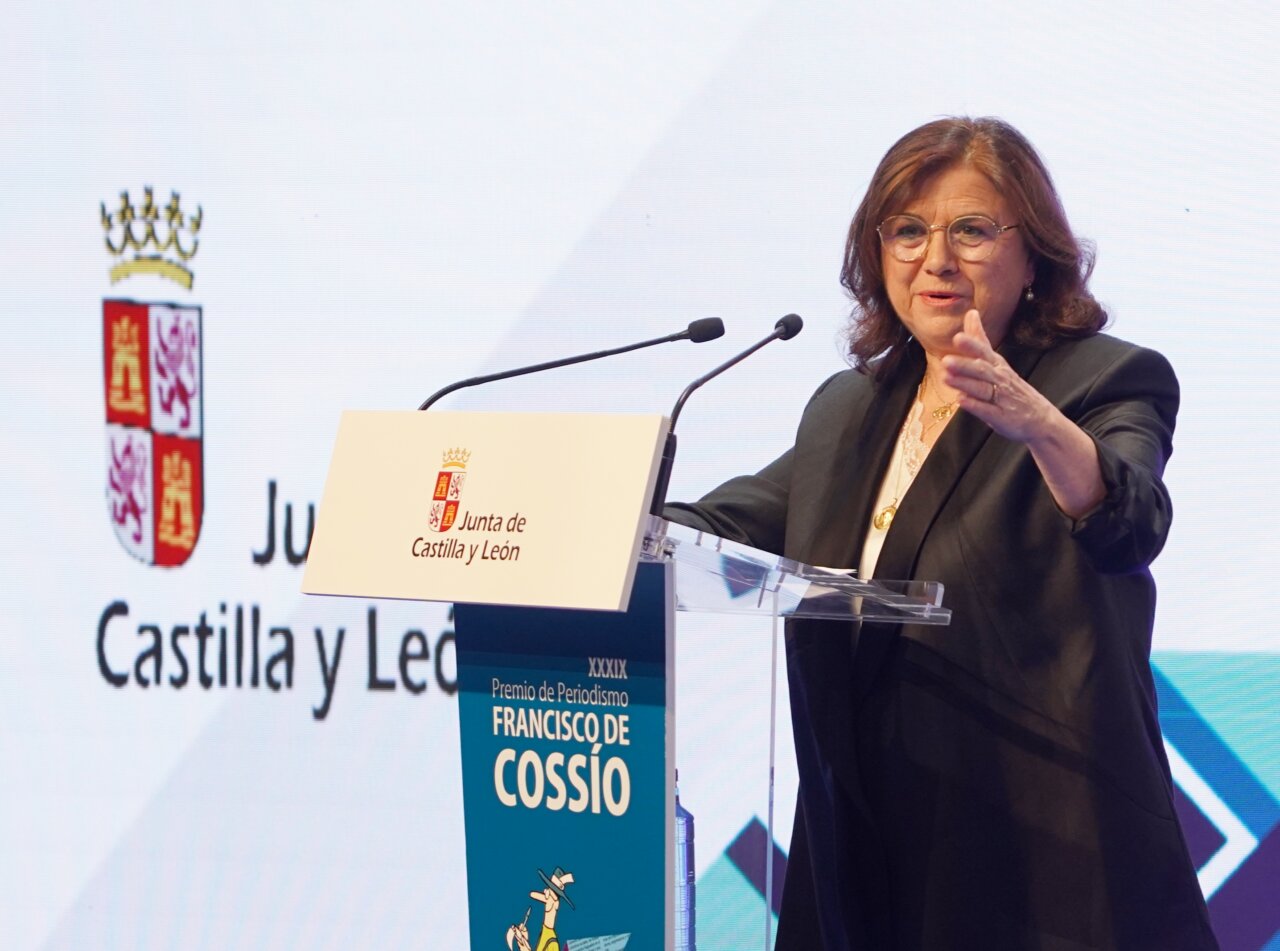Lucía Méndez recibiendo el Premio de Periodismo Francisco de Cossío