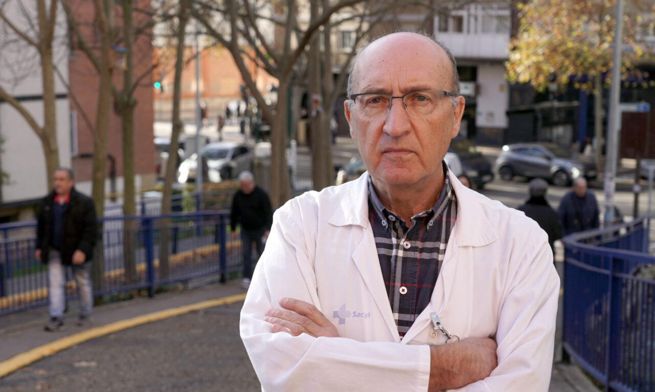 Médico en bata blanca en un entorno urbano, trabajando en la lucha contra la sepsis.