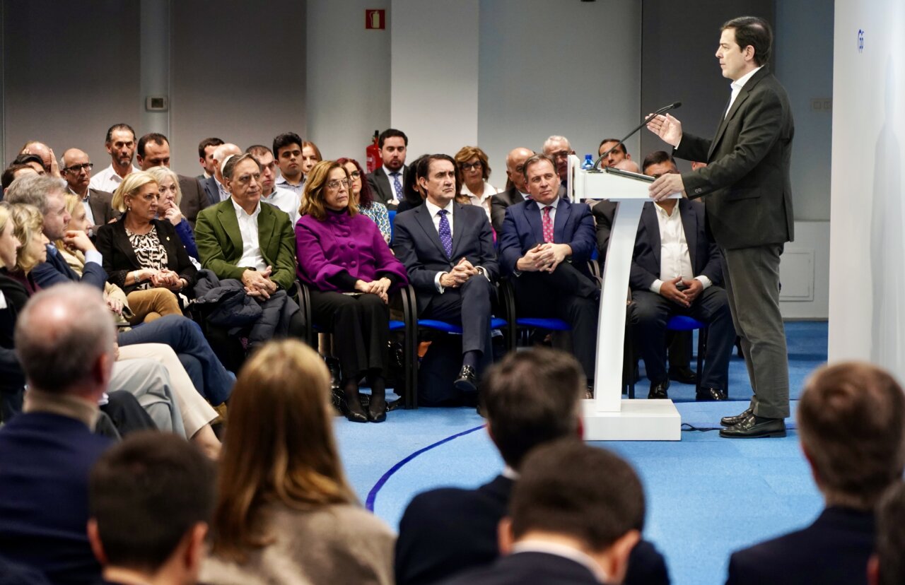 Alfonso Fernández Mañueco dirigiendo una reunión del PP en Castilla y León.