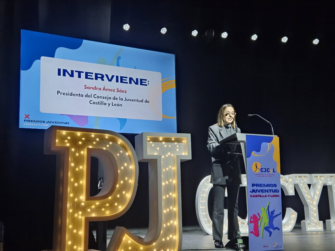 Sandra Ámez Sáez interviniendo en los Premios Juventud en Baltanás