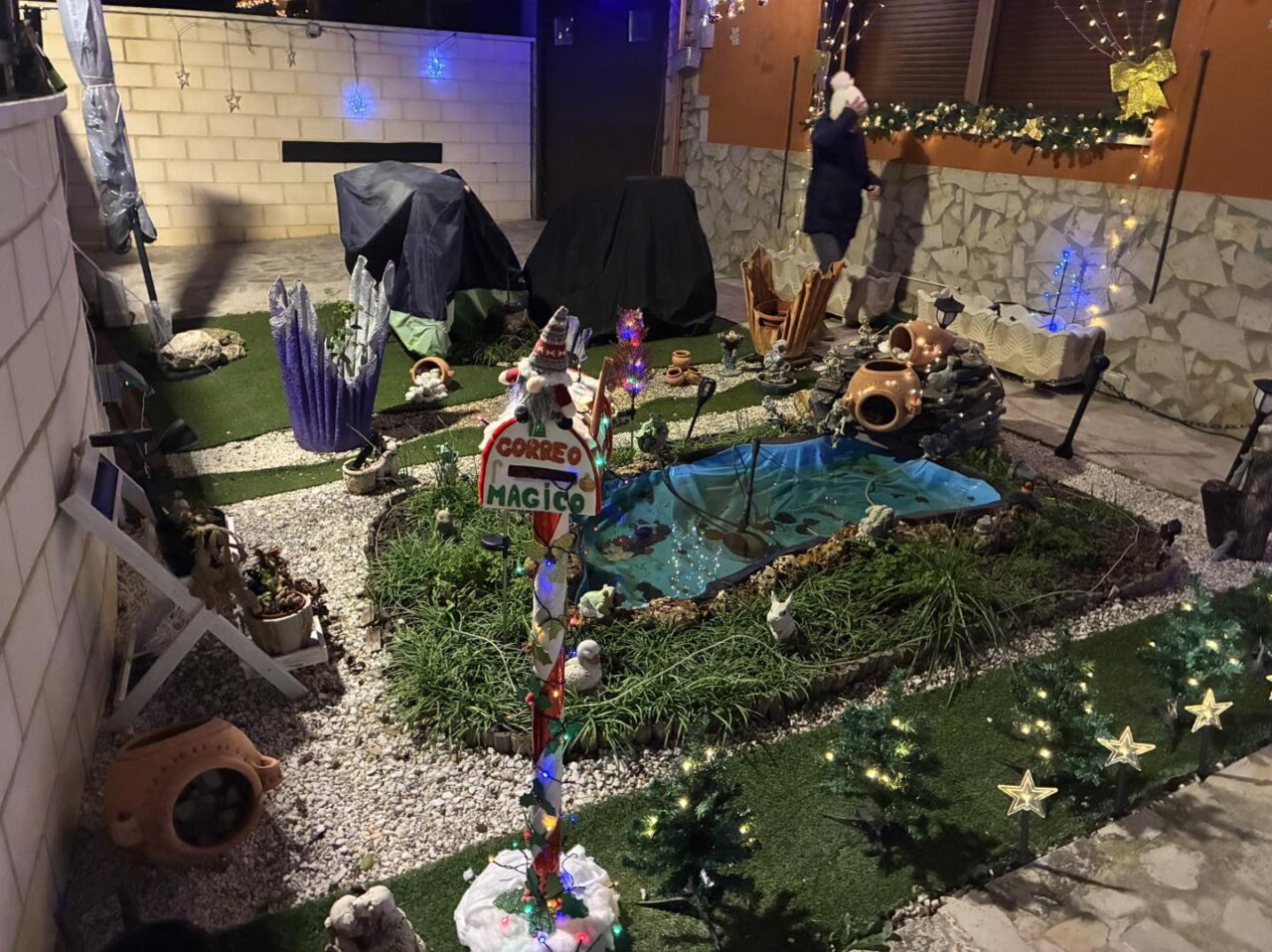 Decoración navideña en una vivienda de Grijota con luces y adornos