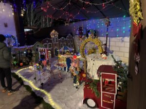 Decoración navideña en una vivienda de Grijota con luces y figuras