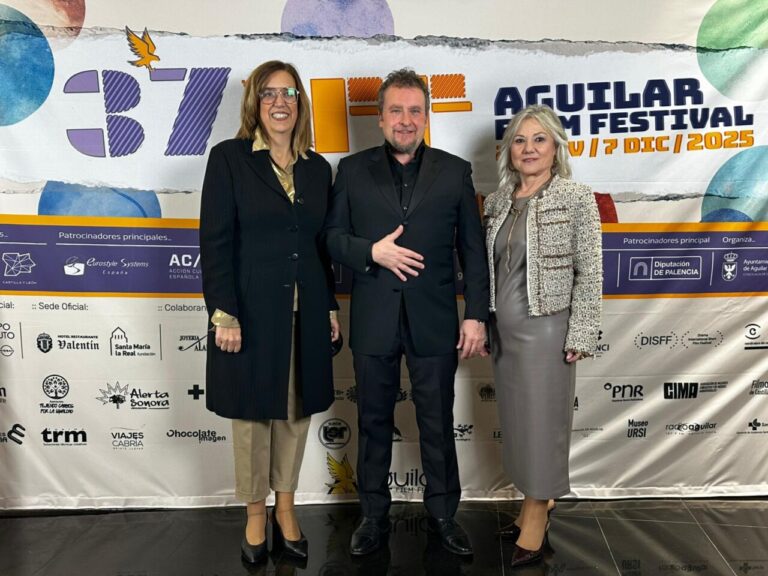 Tres personas posando en la gala final del Aguilar Film Festival 2025