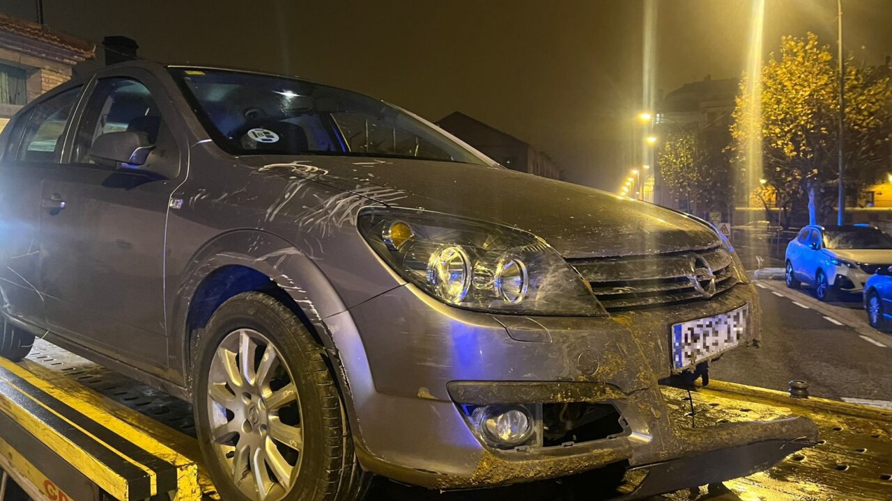 Vehículo accidentado en la calle Labrador de Palencia