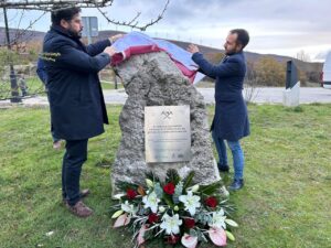 Homenaje a mineros en Barruelo de Santullán con flores y placa conmemorativa.