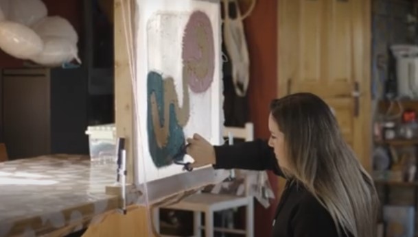 Vanesa Urizarna Núñez trabajando en su proyecto de artesanía en Baños de Cerrato.