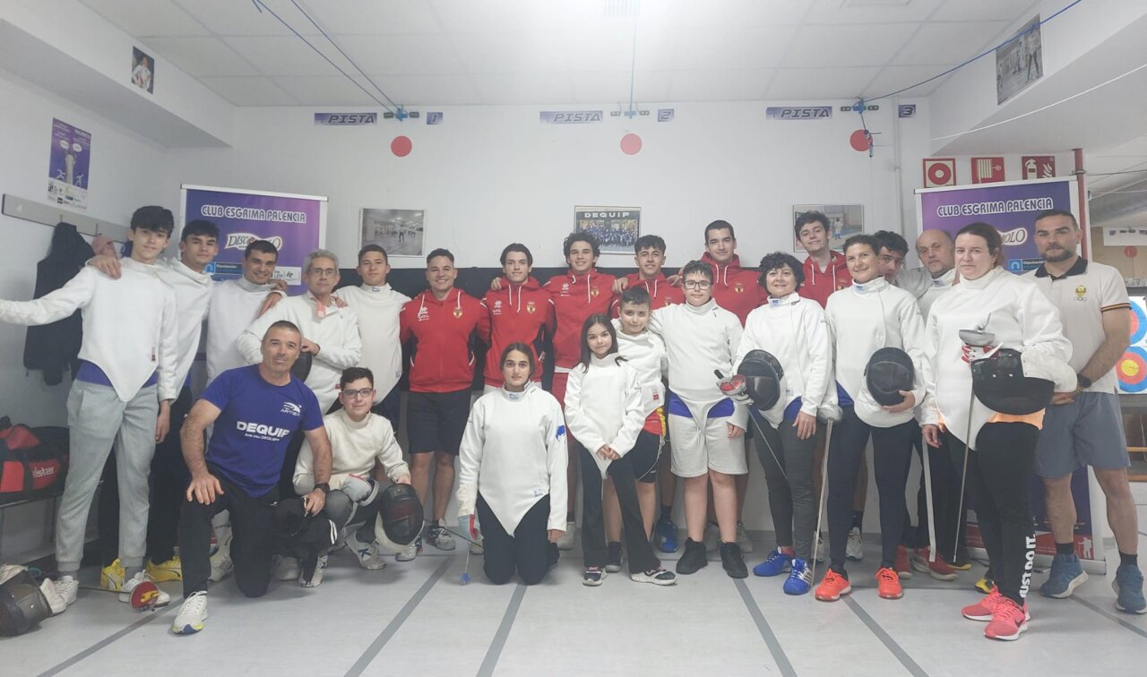 Grupo de esgrimistas del Club de Esgrima de Palencia en su décimo aniversario