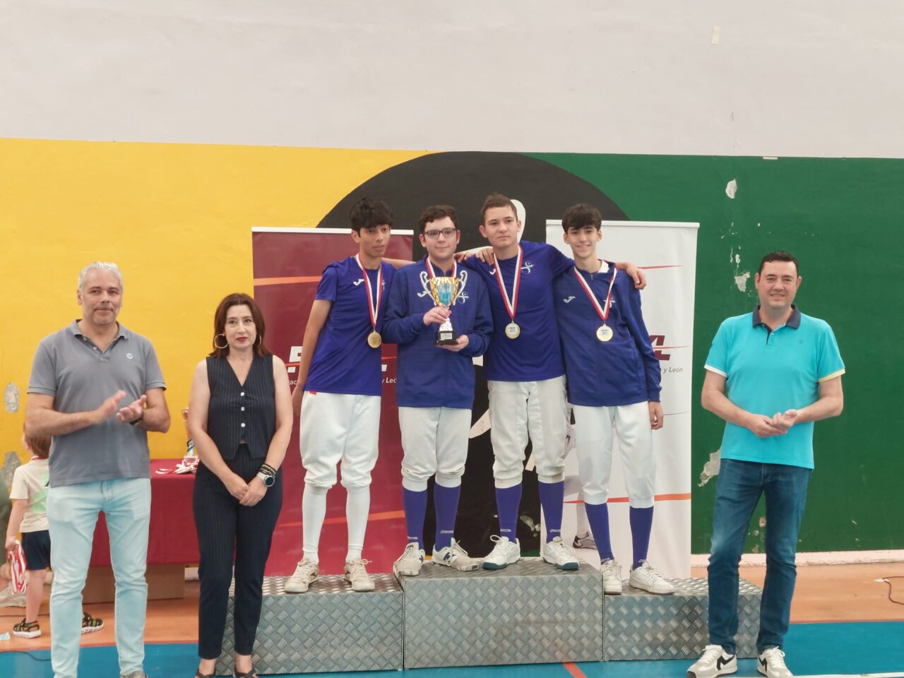 Miembros del Club de Esgrima de Palencia celebrando un torneo