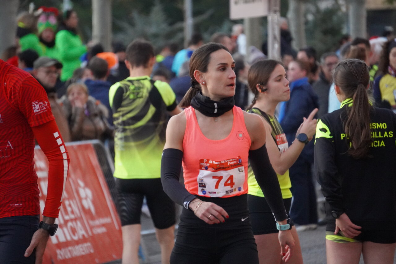 Corredores en la San Silvestre 2025 en Palencia, ambiente festivo y deportivo.