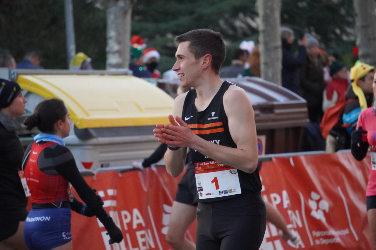 Corredor aplaudiendo en la San Silvestre 2025 en Palencia