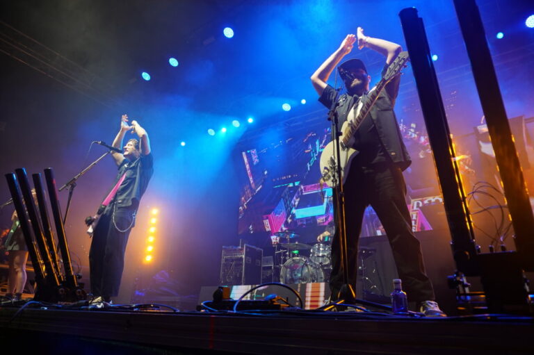 Concierto en el festival Navidad Sonora en Palencia con luces y músicos en el escenario