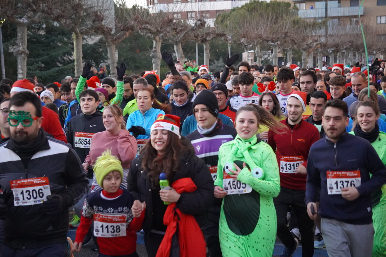 Corredores en la San Silvestre 2025 en Palencia con disfraces festivos