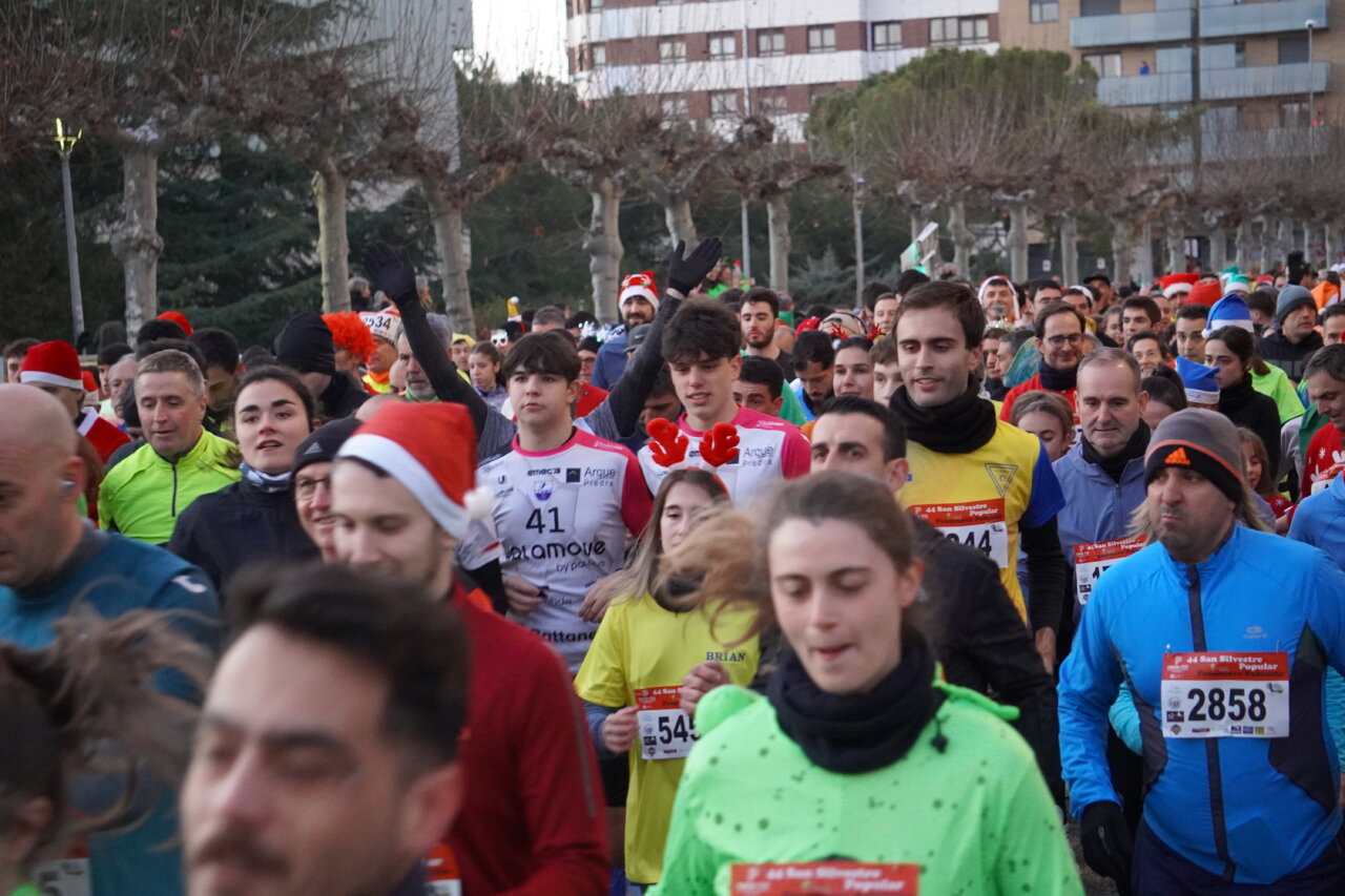 Corredores en la San Silvestre 2025 en Palencia con ambiente festivo