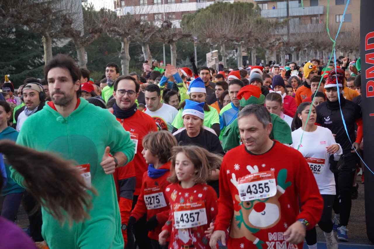 Participantes de la San Silvestre 2025 corriendo en Palencia