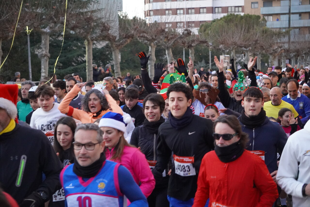 Corredores en la San Silvestre 2025 en Palencia con ambiente festivo