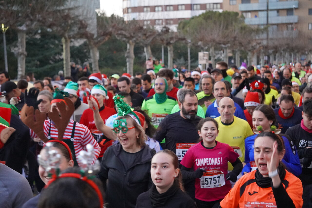 Corredores participando en la San Silvestre 2025 en Palencia