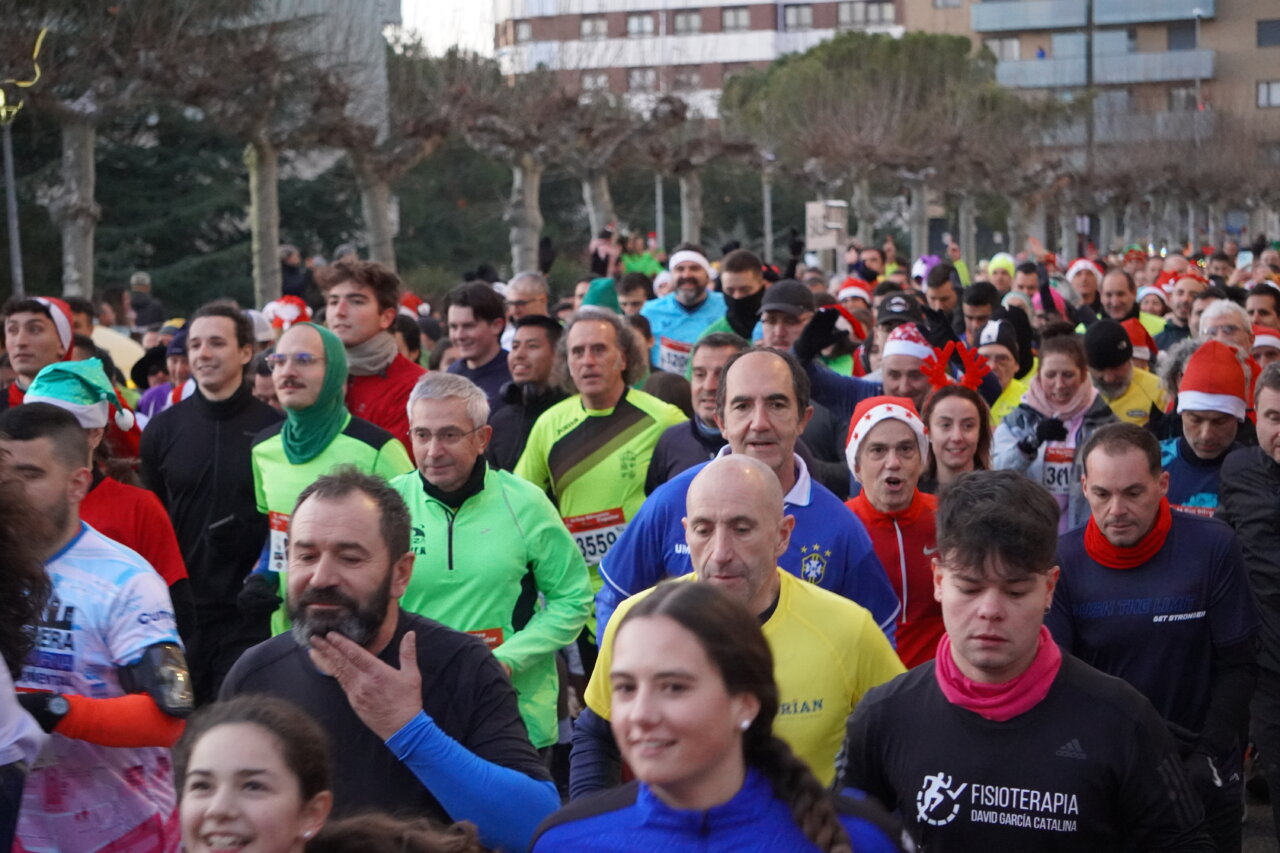 Corredores participando en la San Silvestre 2025 en Palencia
