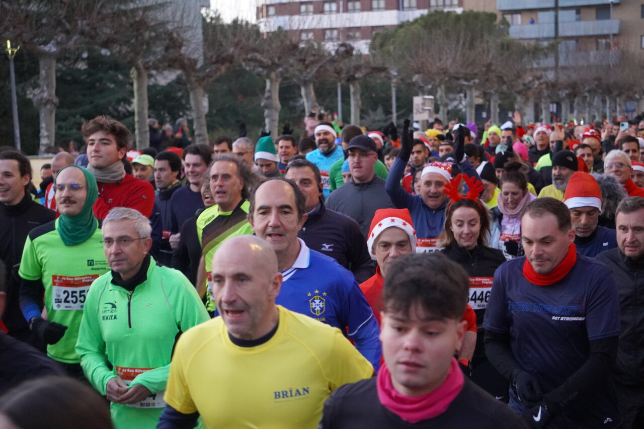 Corredores en la San Silvestre 2025 en Palencia, con ambiente festivo y colorido.