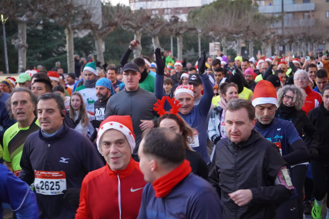 Participantes de la San Silvestre 2025 corriendo en Palencia con ambiente festivo