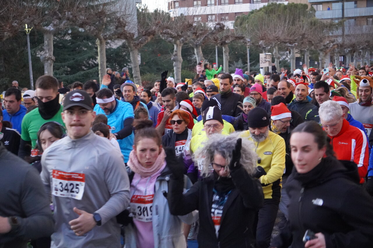 Participantes de la San Silvestre 2025 corriendo en Palencia
