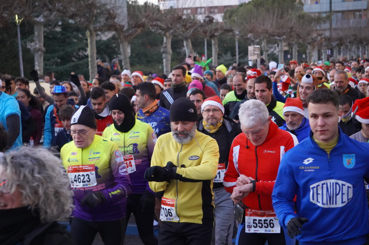 Corredores participando en la San Silvestre Palentina 2025