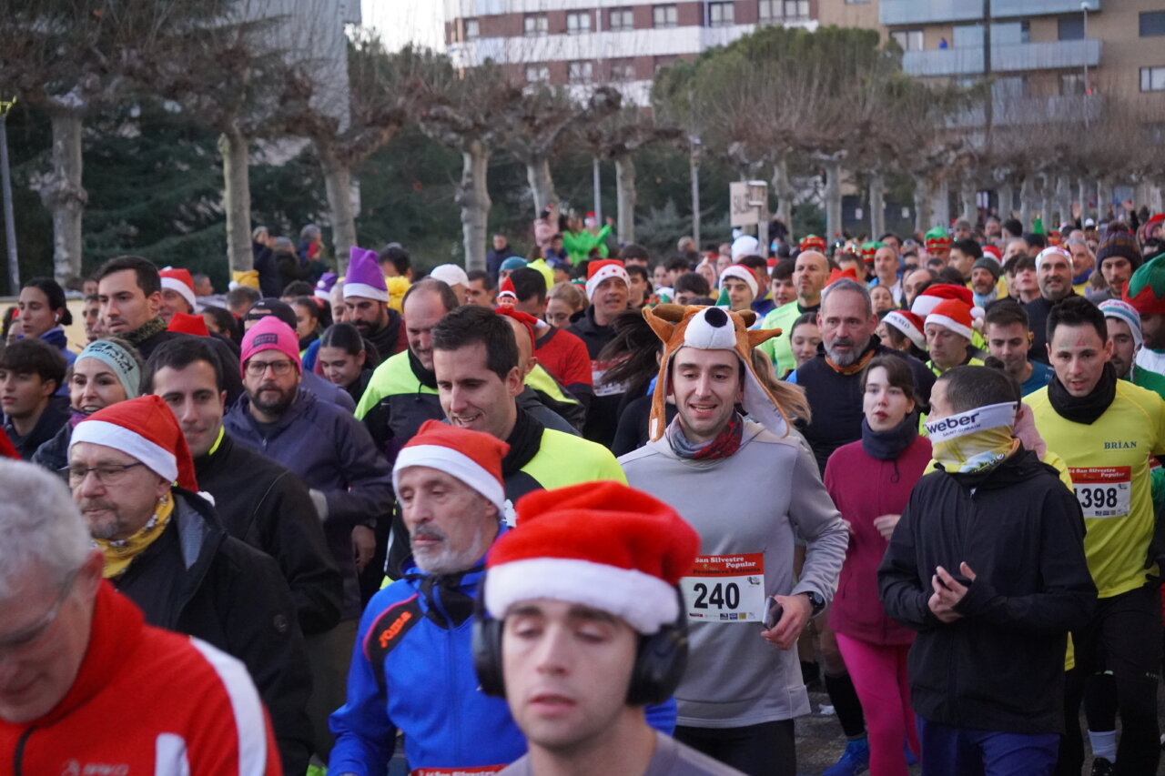 Corredores en la San Silvestre 2025 en Palencia con gorros navideños.