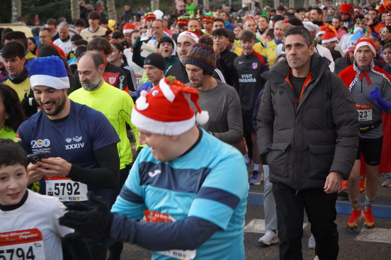 Participantes de la San Silvestre 2025 en Palencia con gorros navideños