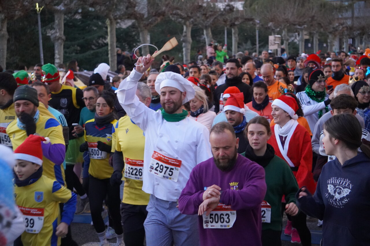 Corredores participando en la San Silvestre 2025 en Palencia.