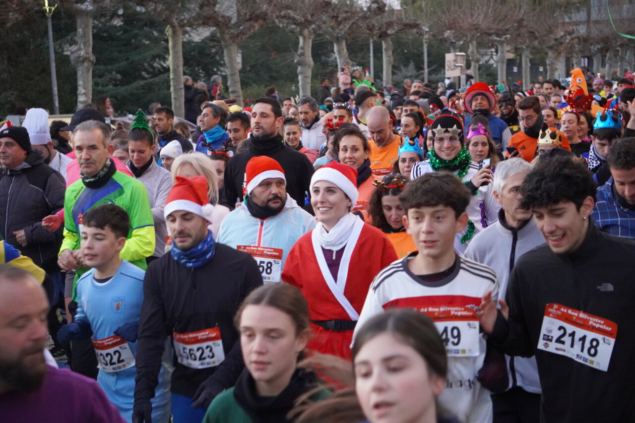 Corredores en la San Silvestre 2025 en Palencia, con gorros navideños