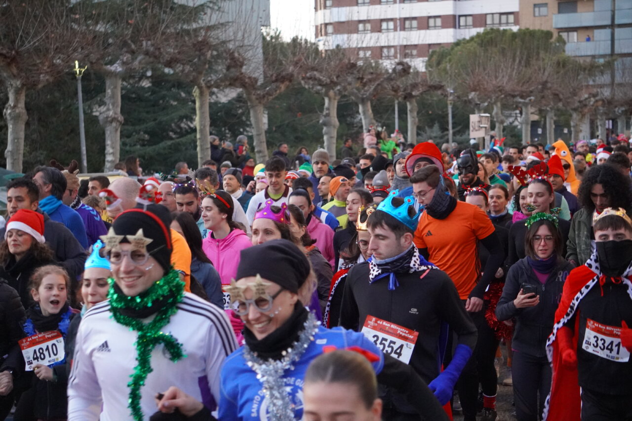 Participantes de la San Silvestre 2025 en Palencia con disfraces festivos