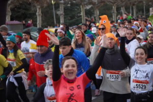 Corredores sonrientes en la San Silvestre 2025 en Palencia