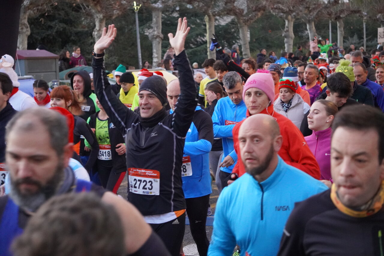 Corredores levantando las manos en la San Silvestre 2025 en Palencia