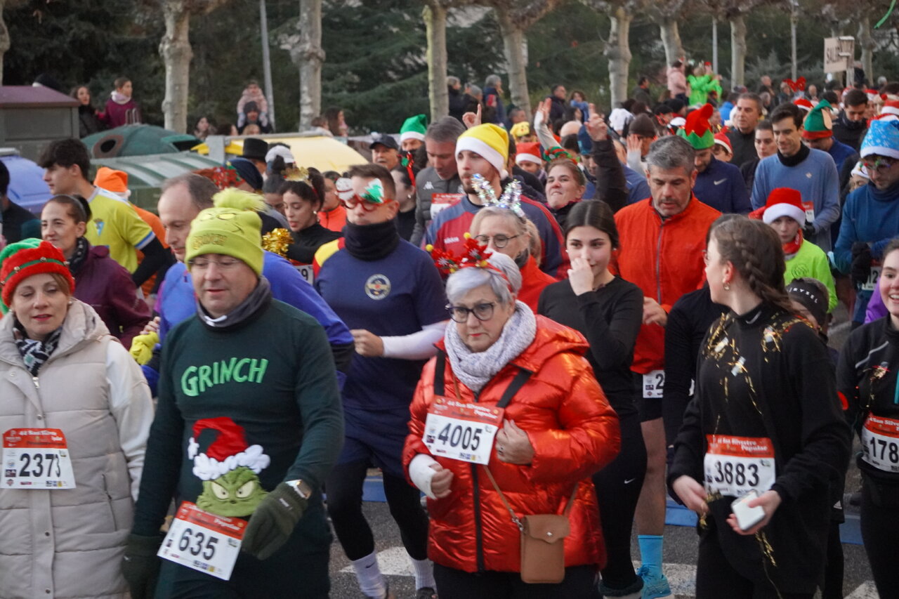Participantes de la San Silvestre 2025 en Palencia corriendo con disfraces festivos