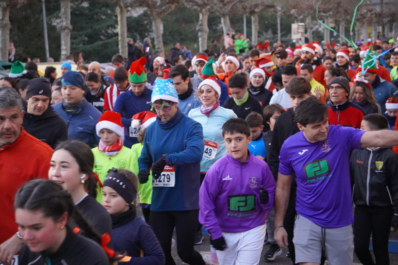Participantes de la San Silvestre 2025 en Palencia con gorros navideños