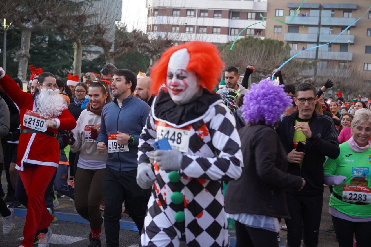 Corredores disfrazados en la San Silvestre 2025 en Palencia