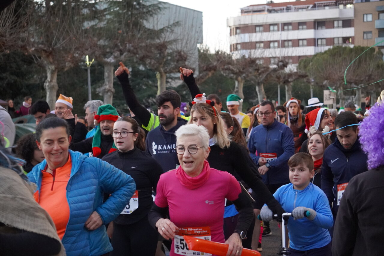 Corredores participando en la San Silvestre 2025 en Palencia