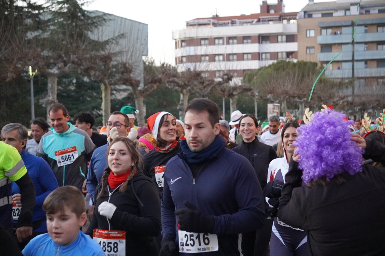 Corredores participando en la San Silvestre 2025 en Palencia