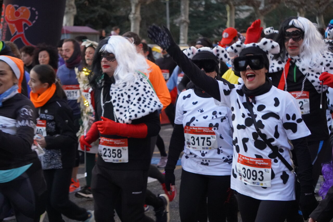 Corredores disfrazados en la San Silvestre de Palencia 2025