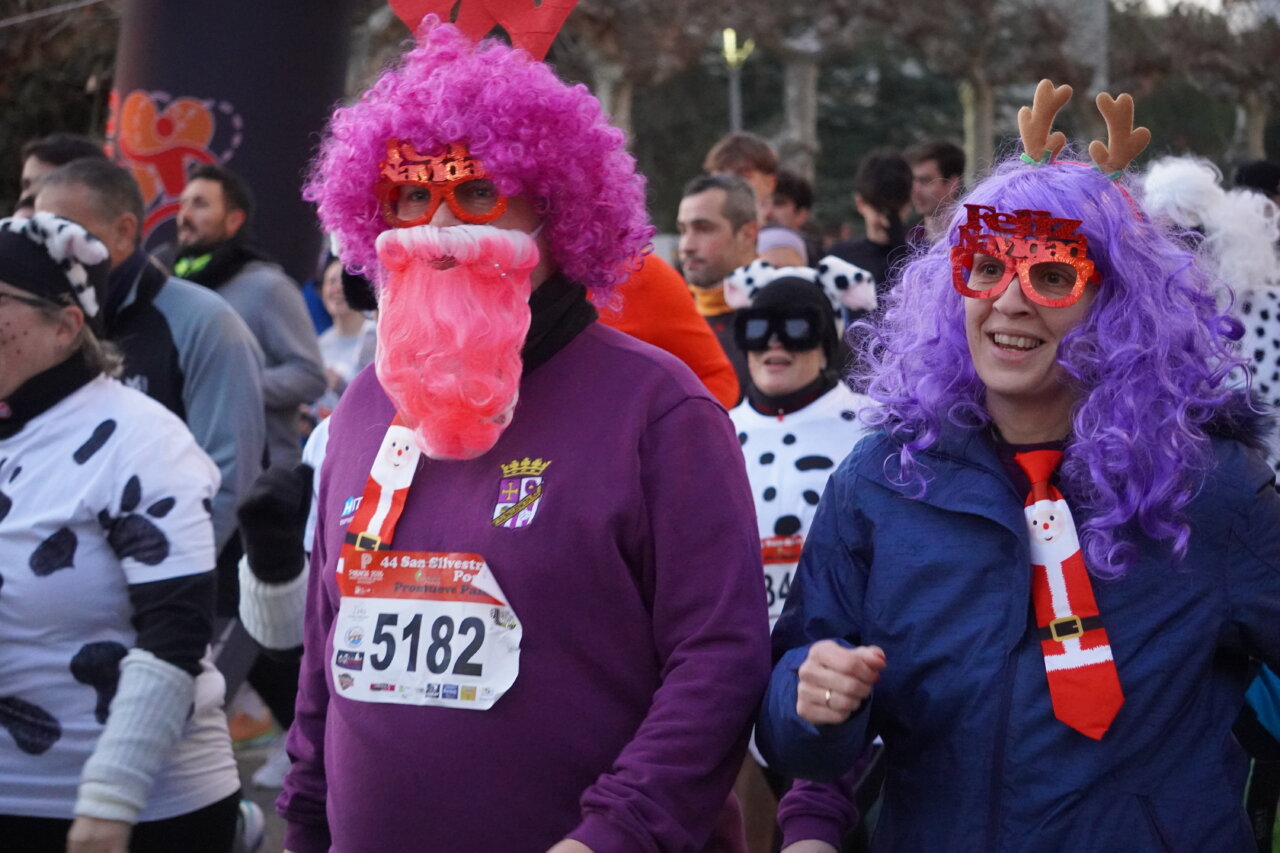 Corredores disfrazados en la San Silvestre 2025 en Palencia