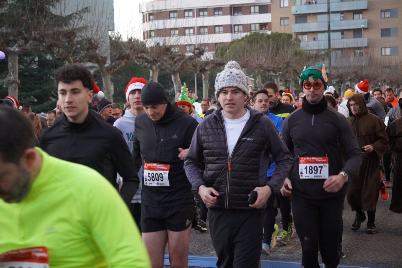 Corredores participando en la San Silvestre Palentina 2025 en Palencia