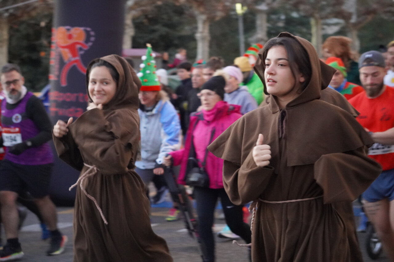 Corredores disfrazados en la San Silvestre 2025 en Palencia