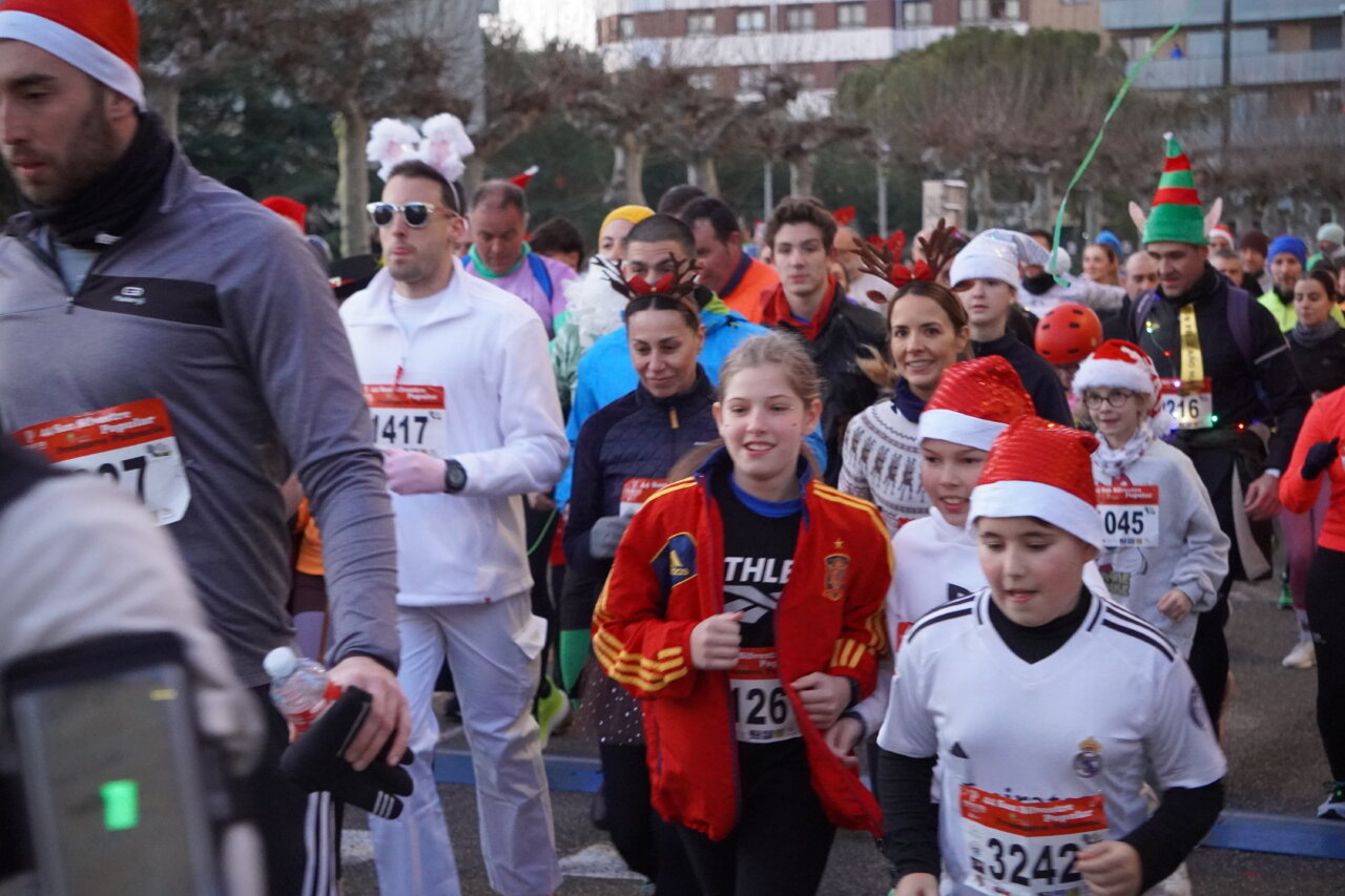 Corredores en la San Silvestre 2025 en Palencia, con gorros navideños.