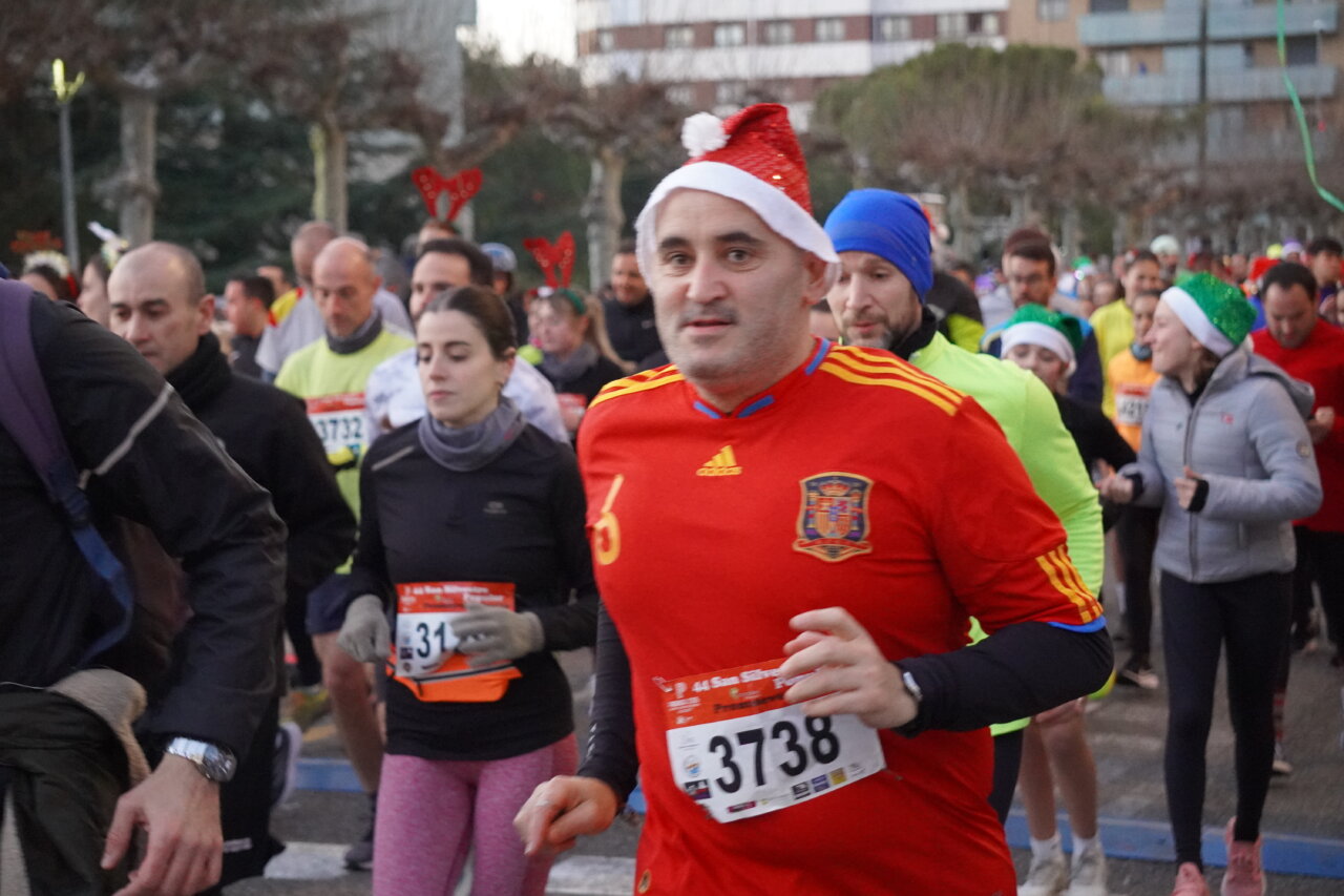 Corredores participando en la San Silvestre 2025 en Palencia